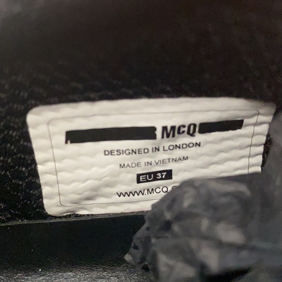 Alexander McQueen designer trainers. - Picture 4 of 8